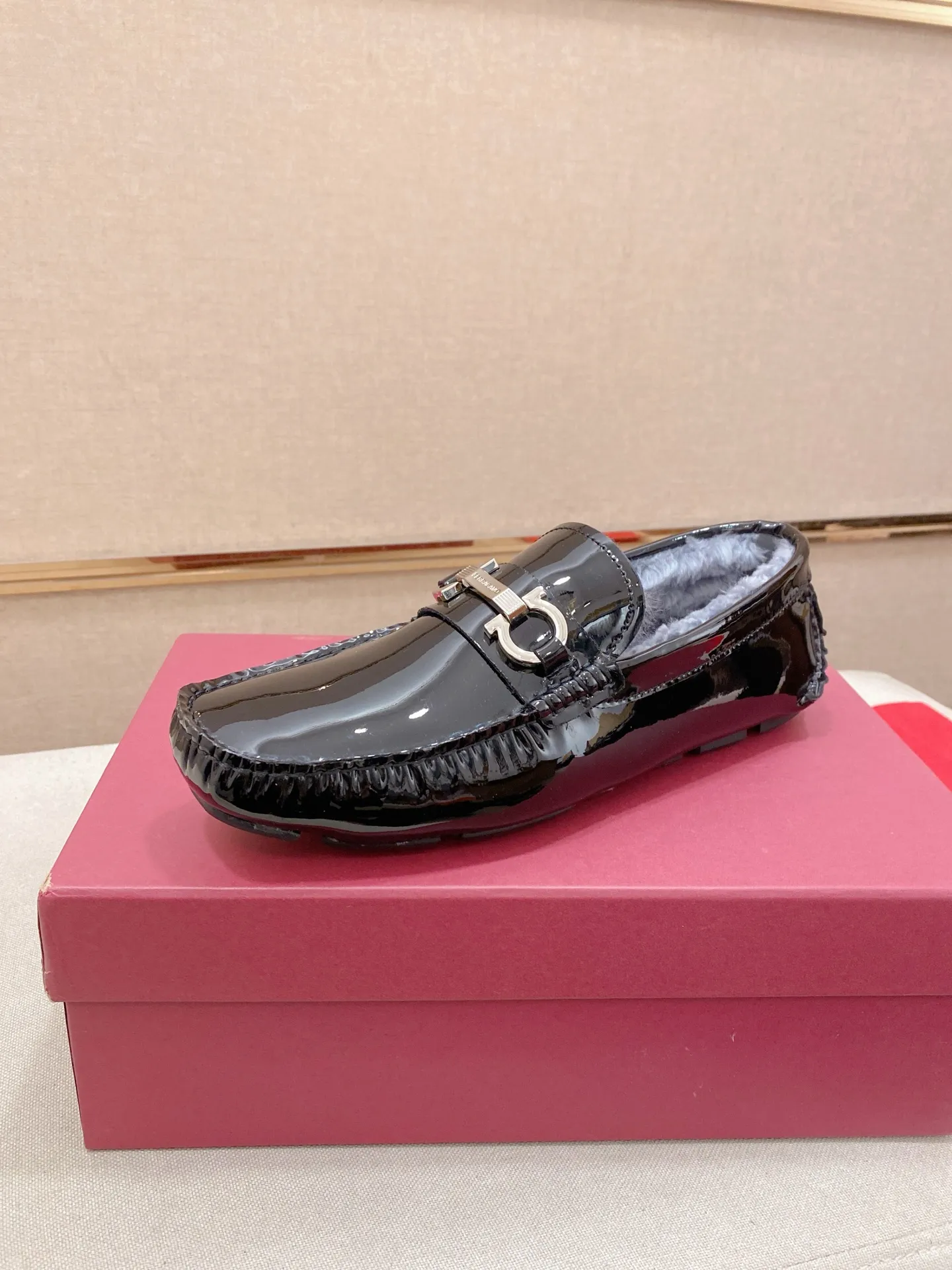 Factory price: 540💰High-end quality! Ferragamo🆕🆕Exclusive hot-selling products in stock🔥🔥New products on the shelves, high-quality Ferragamo men's pea shoes, high-end casual driving shoes, with complete packaging! 💪 💪 Material: imported first-layer cowhide 🐂 + imported high-quality wool lining + wear-resistant outsole 👍🏻👍🏻 Features: high-end and comfortable, purely handmade 🚀 🚀 Create the perfect shoes that suit you best 🔥 🔥 Size: (38-44) 45 standard size can be customized!